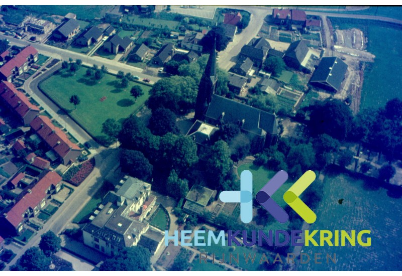 Luchtfoto Herwen Kerk en zusterhuis F00000574